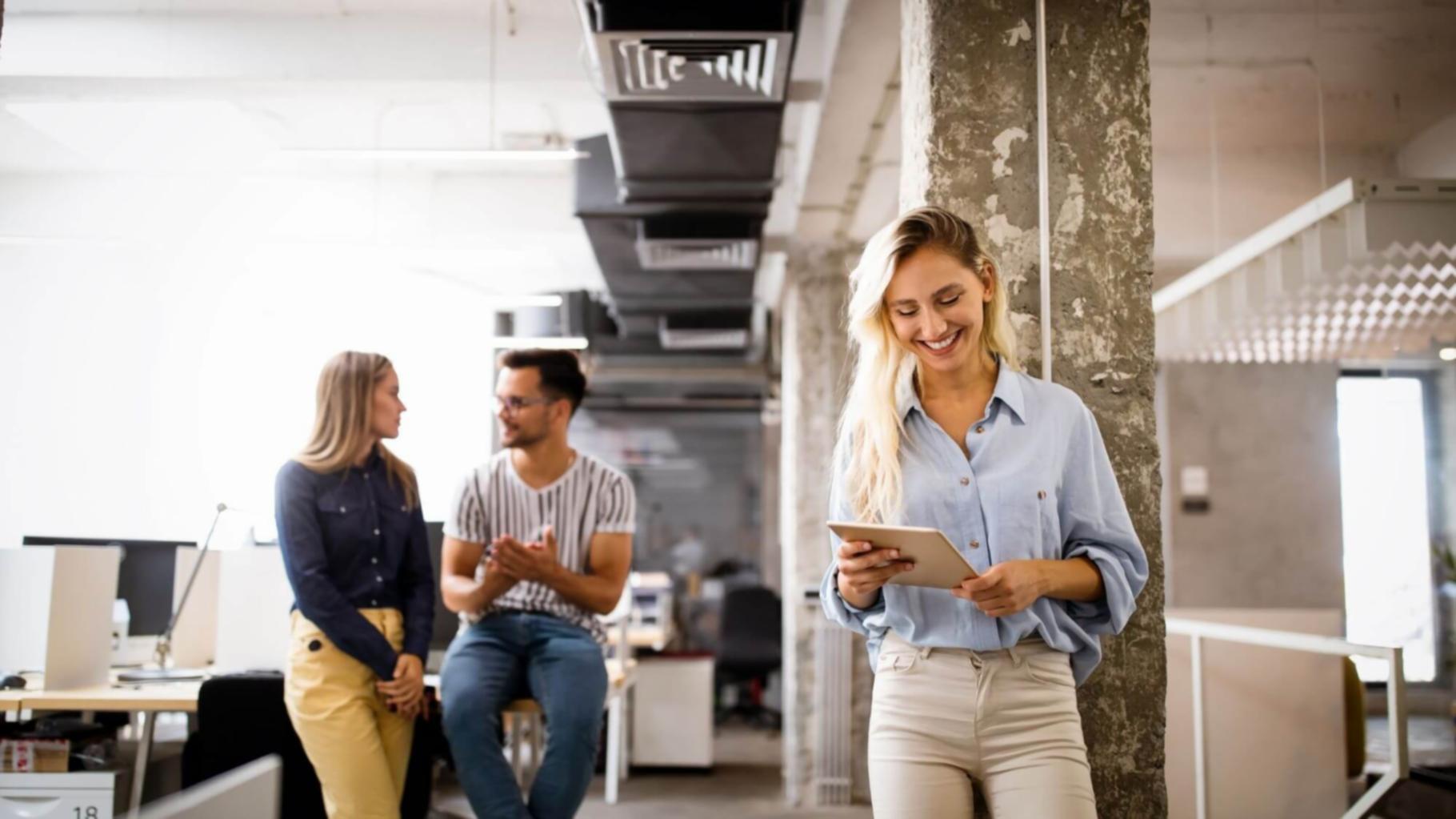 Team bei der Vorbereitung eines Webinars